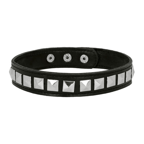 Zwarte halsband uit de punkset met één rij zilverkleurige piramidespikes en drie drukknopen