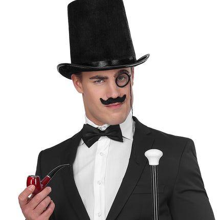 Zwarte hoge hoed met opkrullende rand, gedragen bij een klassieke herenlook voor een themafeest