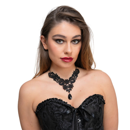 Zwarte kanten gotische ketting gedragen op de hals bij een zwart korset, gotische halloweenlook