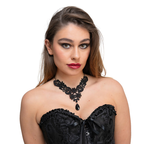 Zwarte kanten gotische ketting gedragen op de hals bij een zwart korset, gotische halloweenlook