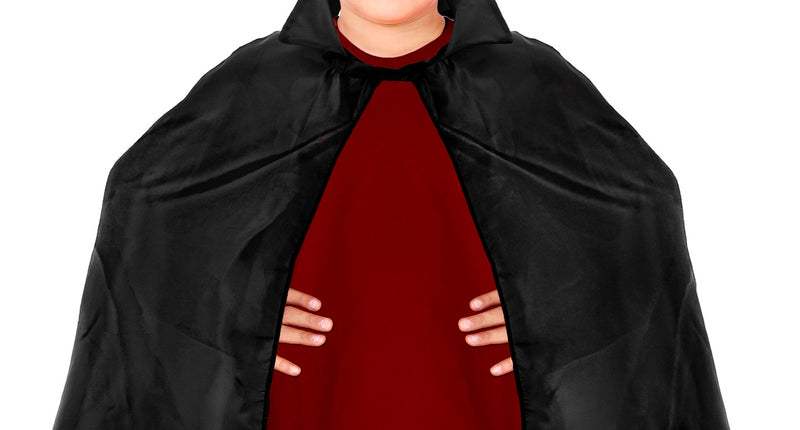 Zwarte kindercape 60 cm met staande kraag, gedragen door een jongen over een rood shirt