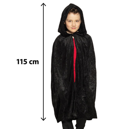 Zwarte kindercape Dawn met kap, lengte 115 cm aangegeven naast het model