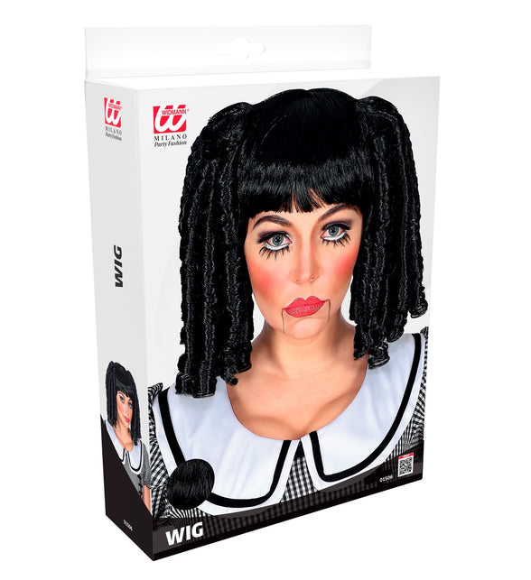 Zwarte poppenpruik met gedraaide krullen in de verpakking van Widmann