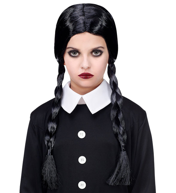 Zwarte pruik met vlechten kind bij een wit kraagje, look voor Halloween
