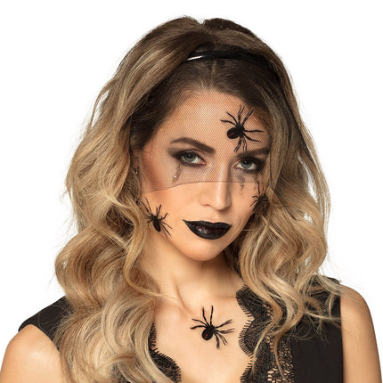 Zwarte weduwe schminklook met zwarte sluier en spinnenstickers op voorhoofd, wang en hals voor Halloween